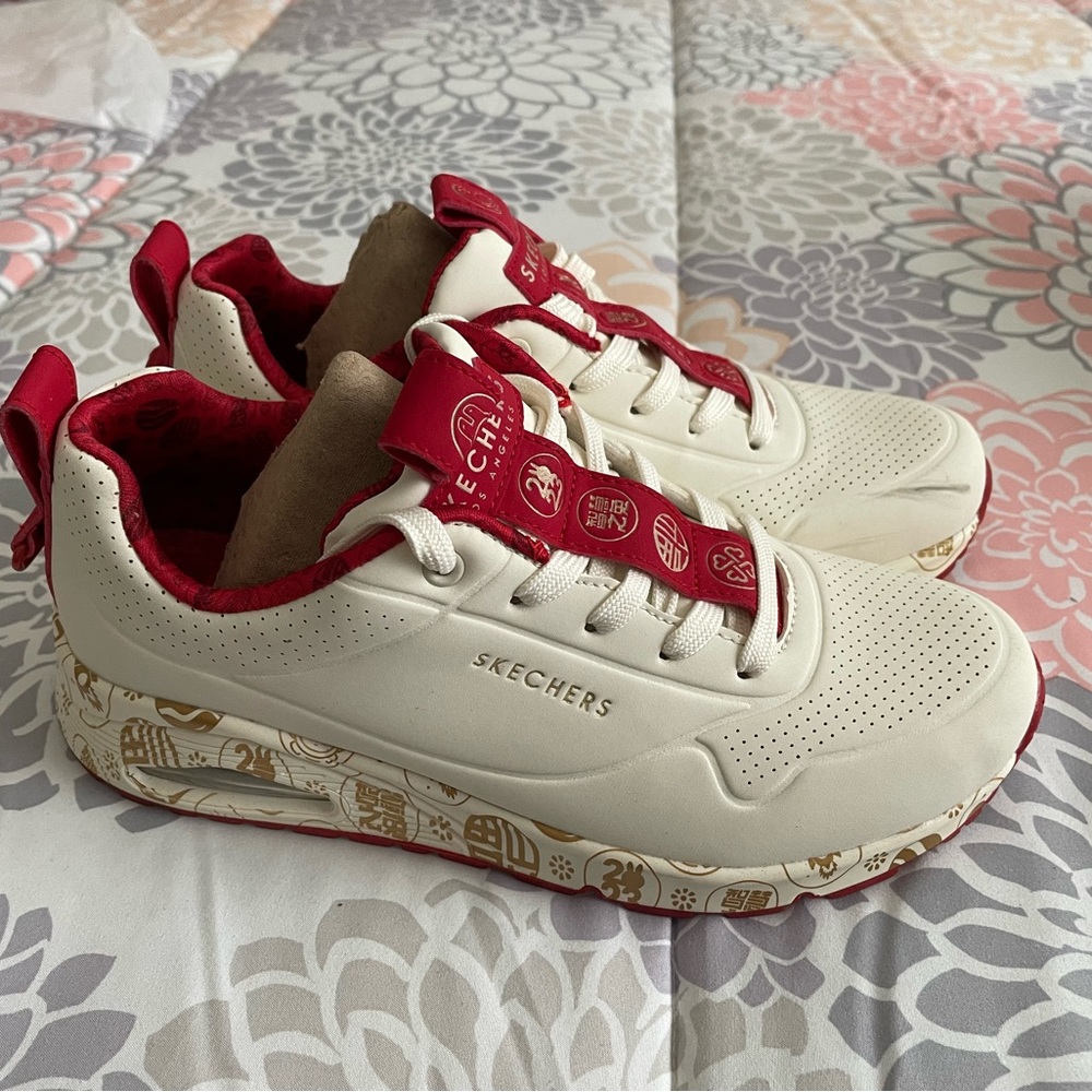 Skechers tennis shoes